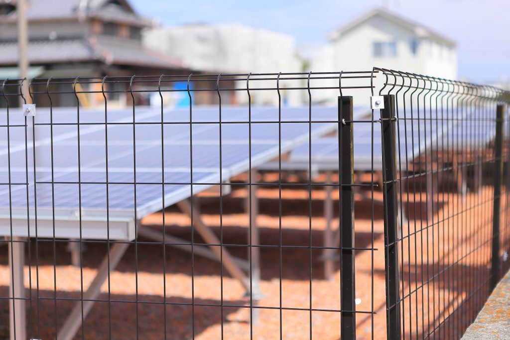 太陽光とフェンス